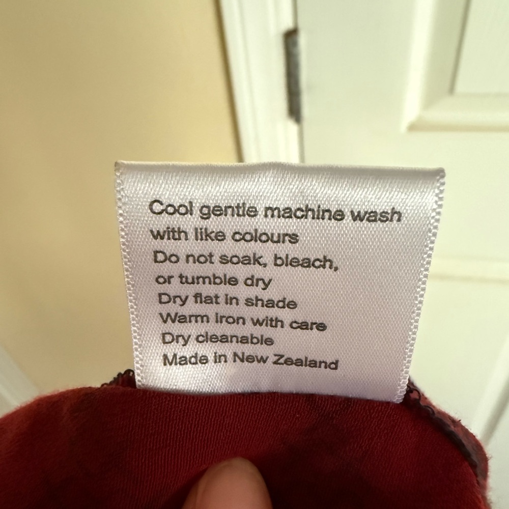 Red Garment - Picture 3 of 4